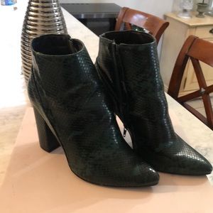 Esmerald green snake like . Size 9 worn 1 time only